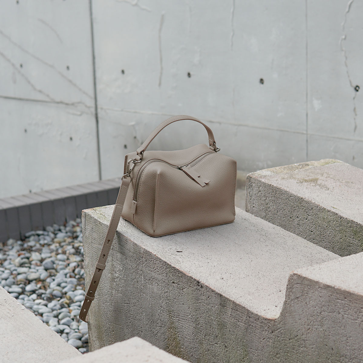 Mini Valley Cube Shoulder Bag<br>迷你方型軟包<br>Amphora